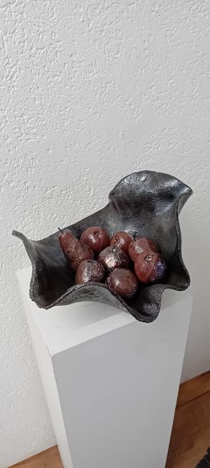Dunkle Schale mit Äpfeln/Birne