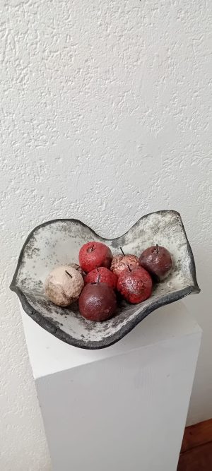 Schale mit gemischten Äpfeln